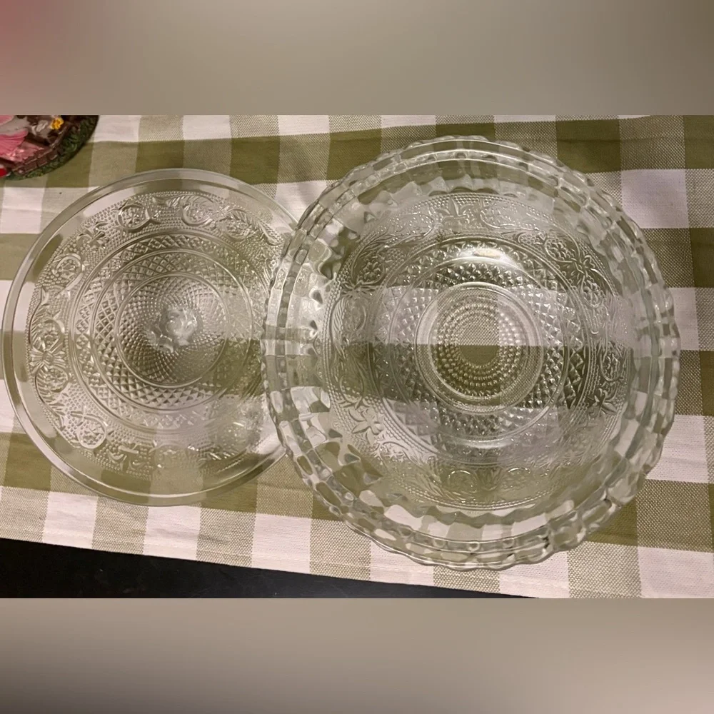 Vintage 1980s KIG Malaysia Fleur-de-lis glass candy/trinket/body powder dish